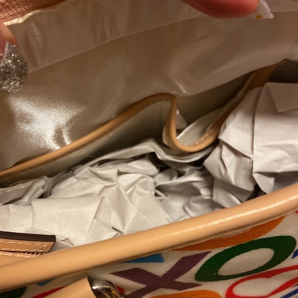 Women’s XOXO Handbag - Picture 9 of 10